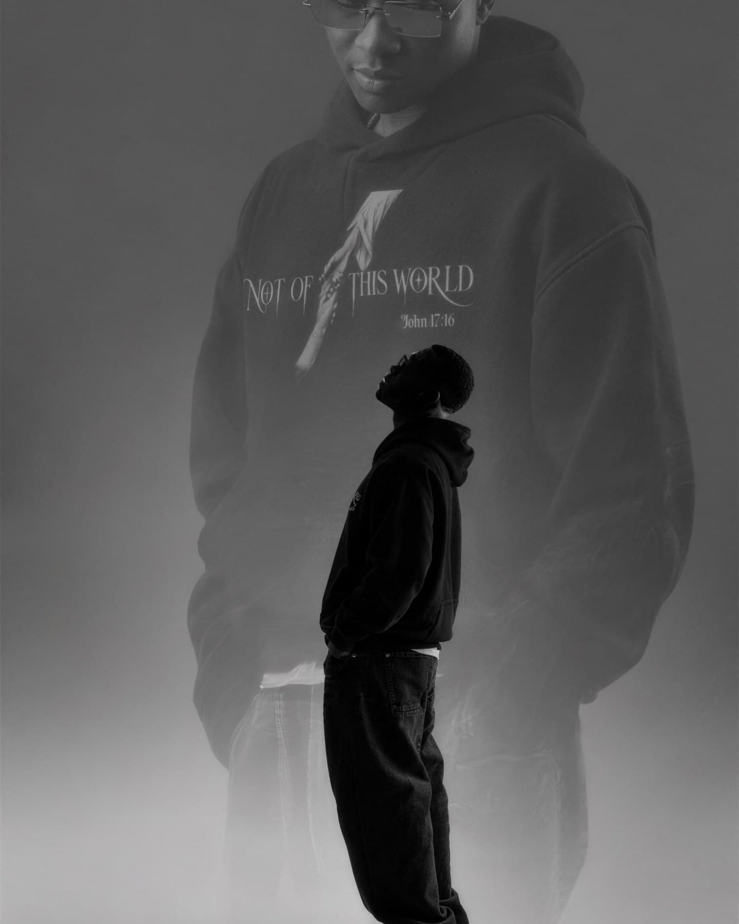 Hoodie Not of this World in Schwarz, Kampagnenbild