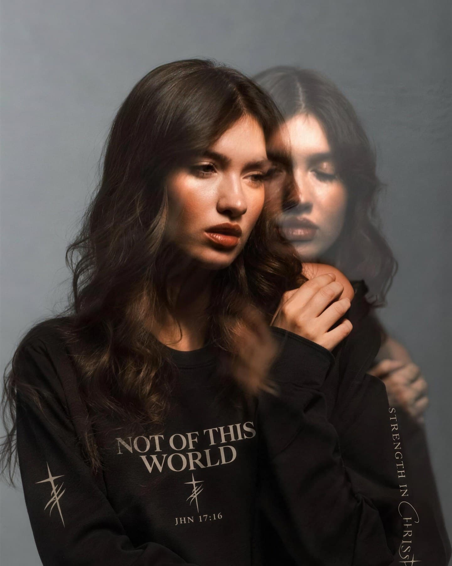 Longsleeve Not of this World in Schwarz, getragen