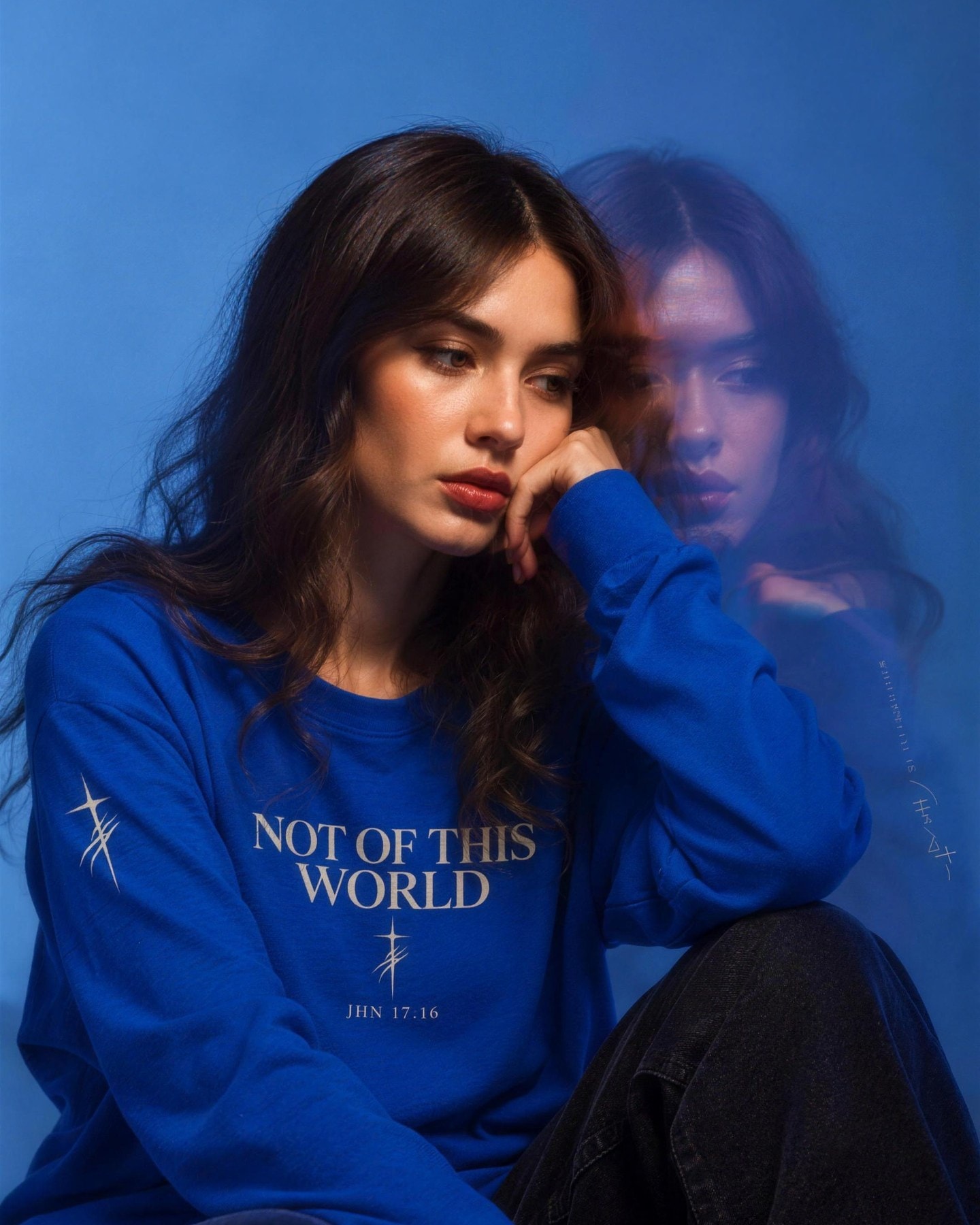 Longsleeve Not of this World in Royalblau, getragen