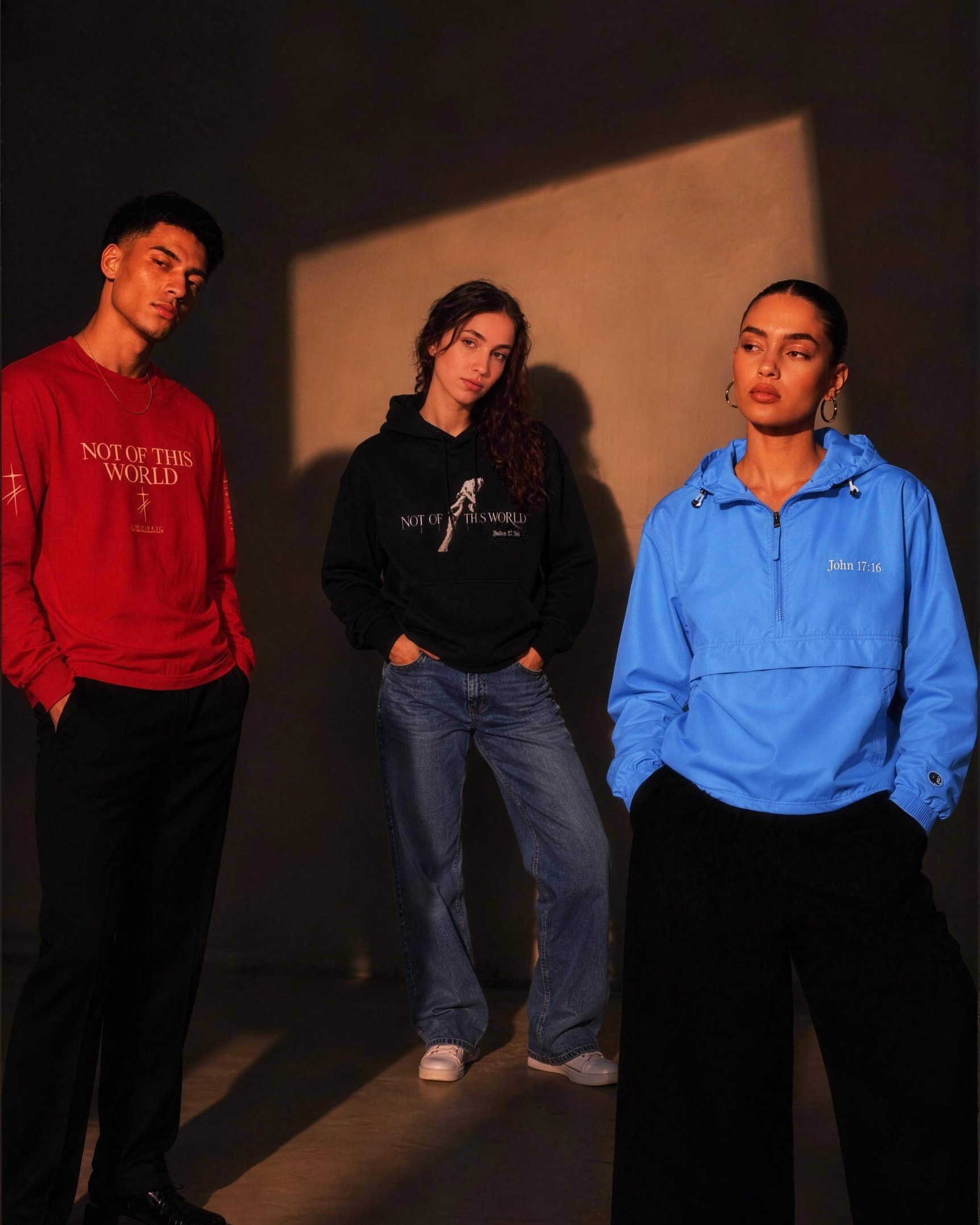 Kollektion Not of this World: Longsleeve Rot, Hoodie Schwarz, Anorak Hellblau