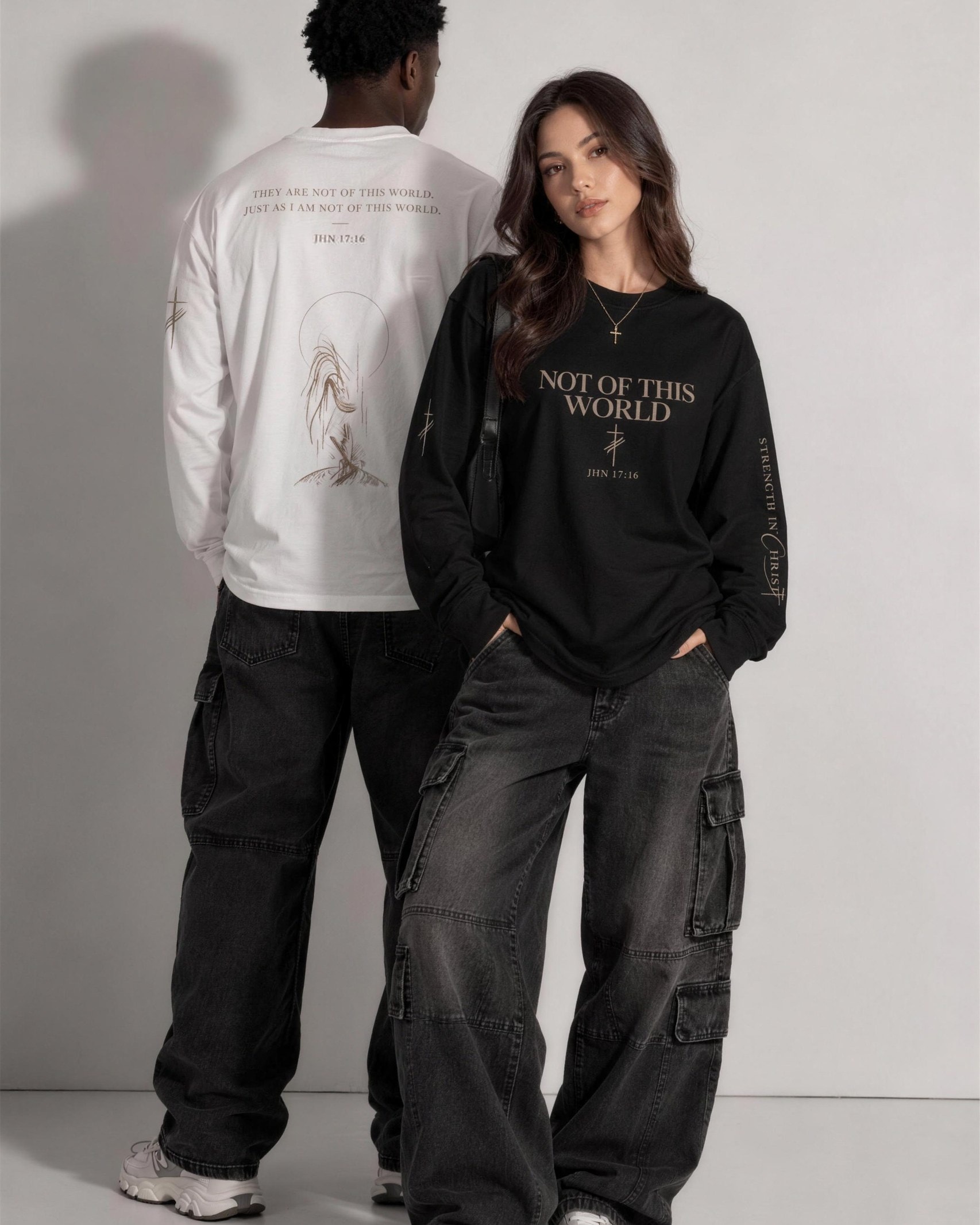 Longsleeves in Schwarz und Weiss, getragen