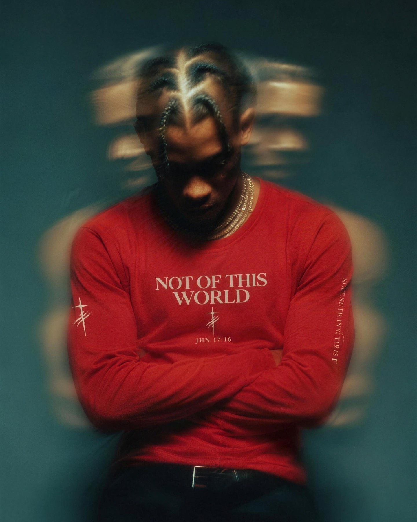 Longsleeve Not of this World in Rot, getragen